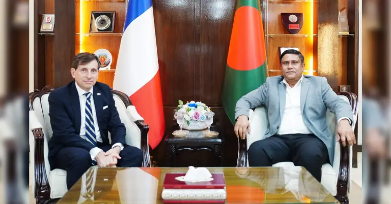 প্রতিরক্ষা উপদেষ্টা ড. এ কে এম শামছুল ইসলাম ও ফ্রান্সের রাষ্ট্রদূত জ্যঁ-মার্ক সেরে-শার্লে